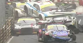 Haos la ultima etapă FIA GT World Cup: 15 maşini implicate într-un accident - Video