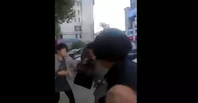 Un bărbat s-a luat la bătaie cu două femei în urma unei dispute în trafic! Cine a triumfat? | VIDEO