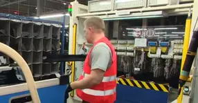 Premierul Slovaciei a făcut o tură de noapte într-o fabrică auto