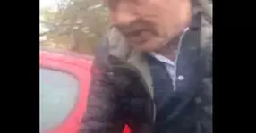 Așa arată cel mai violent șofer! A dat cu pumnii în parbrizul altui conducător auto! | VIDEO