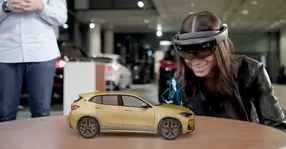 BMW România prezintă X2 cu ajutorul hologramelor. PLUS: un configurator nou și intrarea pe Snapchat