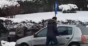 Scandal în trafic! Un șofer al cărui BMW a fost zgâriat și-a pierdut mințile și a atacat cu bâta de baseball | VIDEO