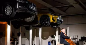 Lansare inedită a noului BMW X2  în România: recital de Bach şi un service transformat în sală de concerte