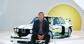 Blue Hero, instalaţia poveste creată de Adrian Mitu pentru Jochen Neerpasch, debutează la Bucureşti în prezenţa legendei motorsportului