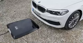 BMW 530e iPerformance poate fi comandat cu opţiunea BMW Wireless Charging