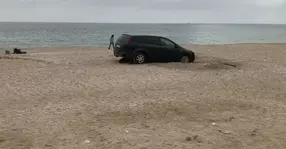 Amendă-record! Câți bani va scoate din buzunar un tânăr care a intrat cu mașina pe plajă