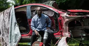 VIDEO: Omul care repară mașini Tesla făcute daună totală