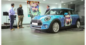 MINI a deschis un nou showroom în București cu un proiect de artă