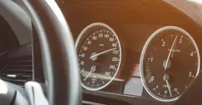 Tânăr surprins de radar în localitate cu viteză de autostradă. Ce amendă a primit