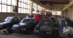 Găsite într-o hală din Bulgaria: 11 BMW Seria 5 E34 cu zero kilometri
