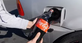 VIDEO: Ce se întâmplă dacă torni Coca-Cola în rezervorul mașinii