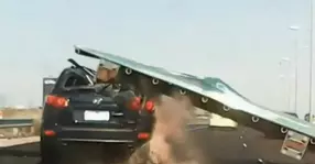 Accident bizar pe autostradă: un indicator a căzut din senin și a făcut praf o mașină
