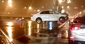 Accident inexplicabil: un șofer băut a rămas cu mașina suspendată pe un parapet