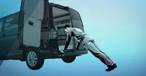 VIDEO: Cum transformi un Volkswagen Transporter într-o sală de forță pe patru roți