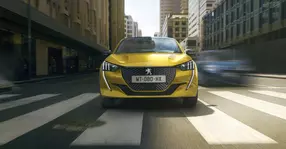 Peugeot 208 a bătut Porsche Taycan și Tesla Model 3 în drumul său către titlul „Mașina Anului 2020 în Europa”