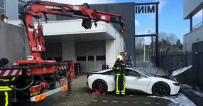 Imagini greu de digerat: Un BMW i8 a fost scufundat în apă după ce a luat foc