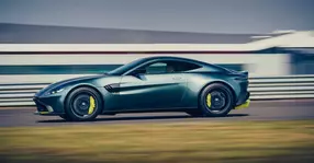 Ediția limitată Aston Martin Vantage AMR vine cu o transmisie manuală