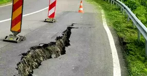 Dezastru pe un Drum Național! Șoseaua s-a despicat, pur și simplu