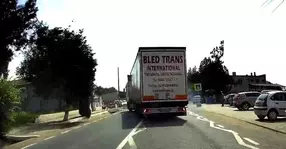 Șofer de TIR, la un pas de a spulbera mai mulți copii pe trecere după o șicanare în trafic (Video)