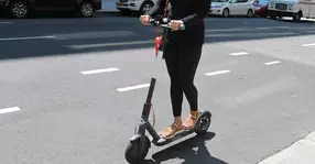 Ai nevoie de permis pentru a conduce trotinete electrice? Ce spune managerul unei companii de închirieri