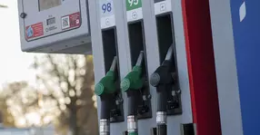 A furat numere de înmatriculare și cu ele a alimentat fără să plătească 