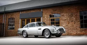 Șansă unică: legendarul Aston Martin DB5 folosit de James Bond se vinde la licitaţie