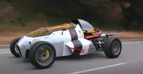 Acest mini-avion de vânătoare pe roți are mai mulți cai decât un BMW M5 (VIDEO)