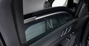 BMW ironizează Tesla: „are geamuri cu protecție împotriva cioburilor”. La ce model nou se referă