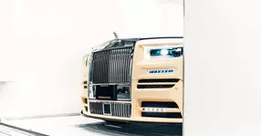 Acest Rolls-Royce Phantom are un ornament mai scump decât mașina. Cui îi aparține
