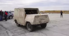 Așa arată o mașină beton! Test de impact cu un UAZ cimentat (VIDEO)