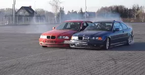 Mașinărie de drift siameză: două BMW Seria 3 sudate unul de celălalt (VIDEO)