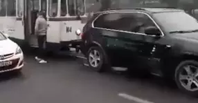 Şi totuşi de ce posesorii de BMW iubesc atât de mult mersul pe linia de tramvai? (Video)