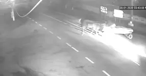 Momentul terifiant în care un BMW spulberă o căruță în Suceava (Video)