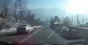Acest șofer cu BMW ne arată cum nu trebuie să conducem pe drumurile din România (Video)