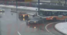 Bătaie în trafic între un șofer de autobuz și un smecher cu BMW (Video)