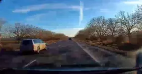 O șoferiță dementă cu VW Passat e căutată de șoferul pe care era să-l omoare (Video)