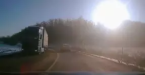 La un pas de moarte pe un drum din zona Sibiului! A avut noroc acest şofer? (Video)