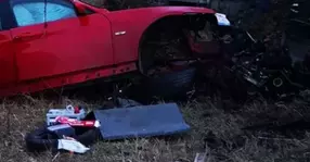 Cum a reuşit acest şofer de BMW să rupă maşina în două şi să iasă singur din epavă!?!