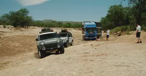 Două Land Rover Defender tractează un TIR blocat de trei zile în deșert (VIDEO)