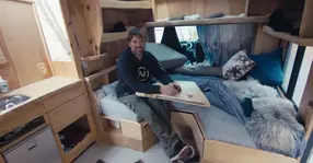 Așa să tot stai izolat! Un tip și-a construit propria cabană de munte pe roți (VIDEO)