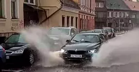 Revoltător: Pietoni din Brașov, udați din cap până în picioare de un șmecher cu BMW pus pe distracție (VIDEO)