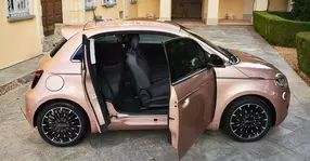 Fiat 500e are versiune cu patru uși. Două sunt pe partea dreaptă