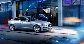 Update Jaguar XE: infotainment mai generos, motorizare micro-hibrid cu 204 CP