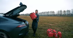 Vlogger rus dă foc unui Mercedes-AMG GT S 4-Door Coupe din cauza unei defecțiuni