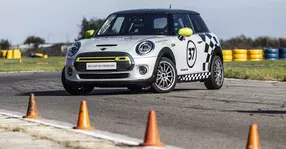 Cu MINI Electric Racing pe circuit: o altfel de experiență în motorsport