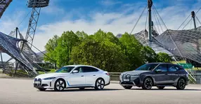 BMW iX și BMW i4, noile mașini electrice ale mărcii bavareze, au fost prezentate oficial