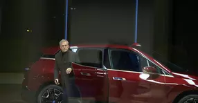 Christoph Waltz fuge de Crăciun într-un video semnat de BMW