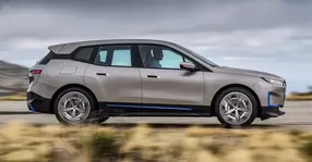 Pe scurt, până unde poate să ajungă o mașină electrică pe autostradă? Exemplu: BMW iX xDrive50.