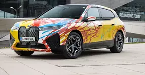 Primăvara înflorește inspirația și se simte chemarea de a picta pe mașini. De ce nu și pe un BMW iX?