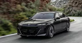 Generație nouă pentru BMW Seria 7, plus limuzină EV numită BMW i7. Tehnologie și lux în ton cu era digitală.